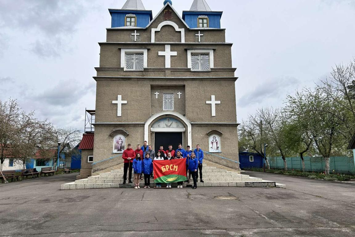 Волонтеры Хойникского государственного колледжа обустроили территорию Свято-Покровского женского монастыря