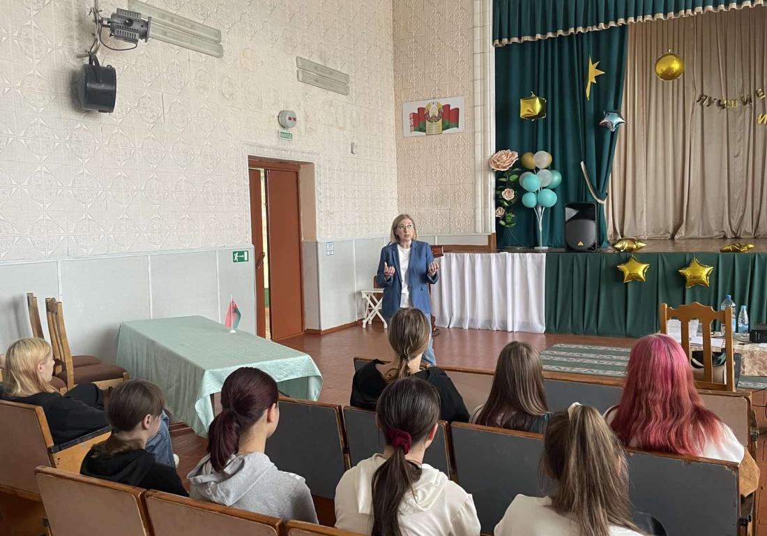 Профилактическое мероприятие с учащимися 18 группы провела врач-дерматовенеролог