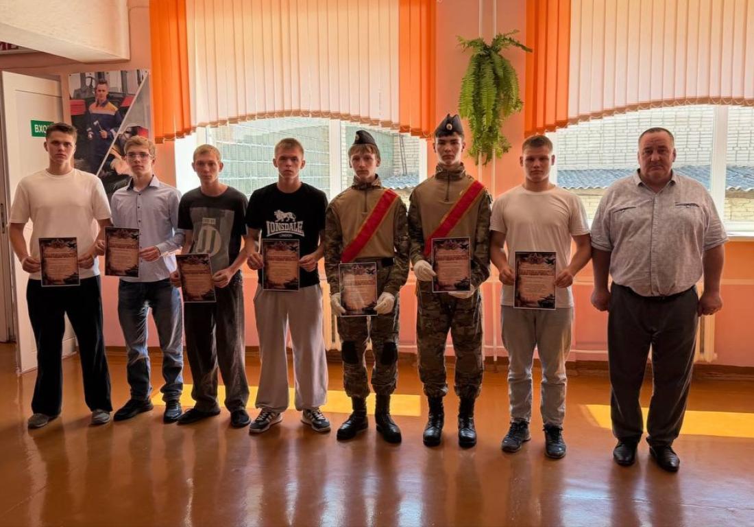 Торжественная линейка, посвящённая окончанию учебного года