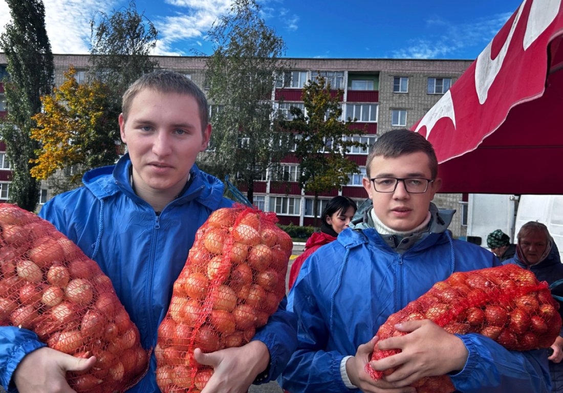 Волонтеры БРСМ «Кто если не мы?» оказывают помощь пожилым людям в доставке сельхозпродукции с ярмарки